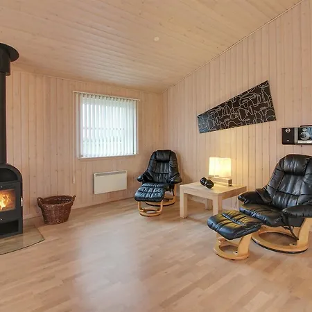 Three-bedroom Holiday In Tarm