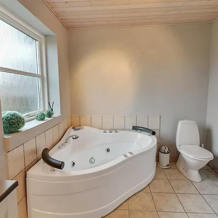 Three-bedroom Holiday In Tarm