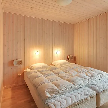 Three-bedroom Holiday In Tarm